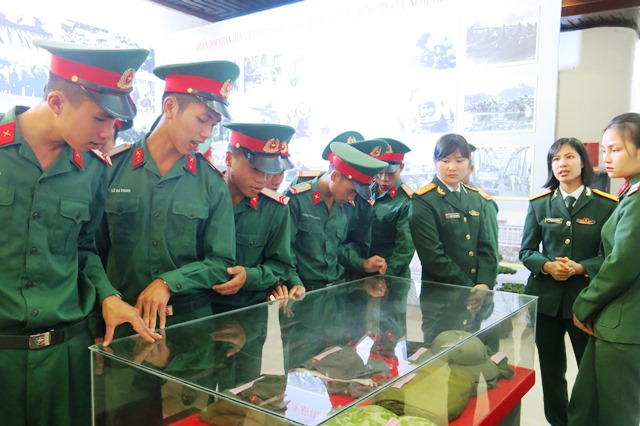 Triển Lãm Hơn 230 Hình Ảnh Về Quân Đội Nhân Dân Việt Nam Anh Hùng