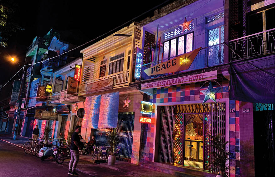 Đường phố Phan Đăng Lưu trong một cảnh quay về đêm