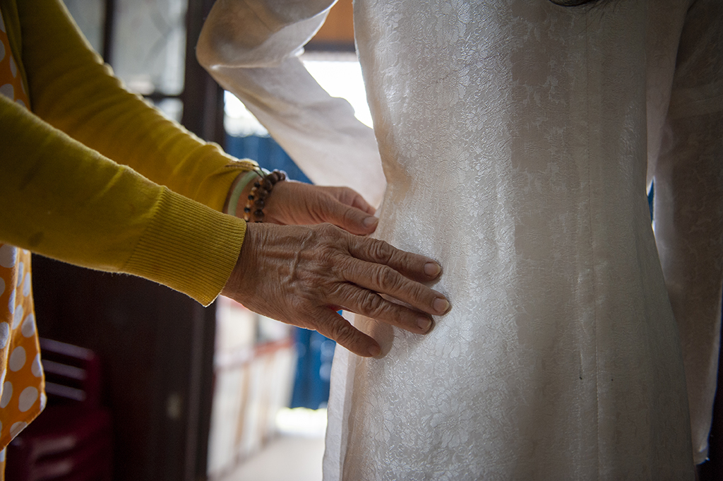 An old ao dai has a link seam on the sleeve and in the middle of its body