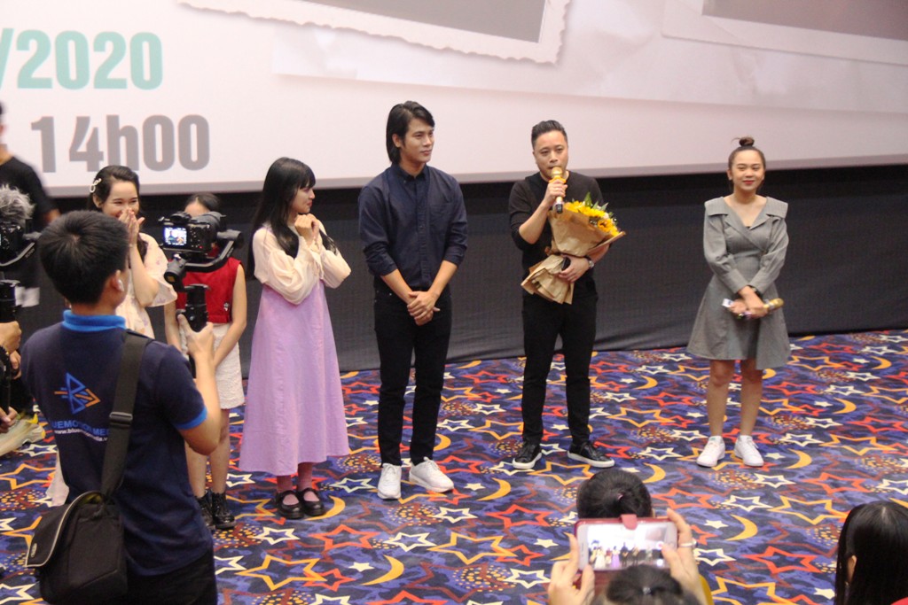 Victor Vu and the cast stood in the middle of the theater to answer questions from Hue audiences