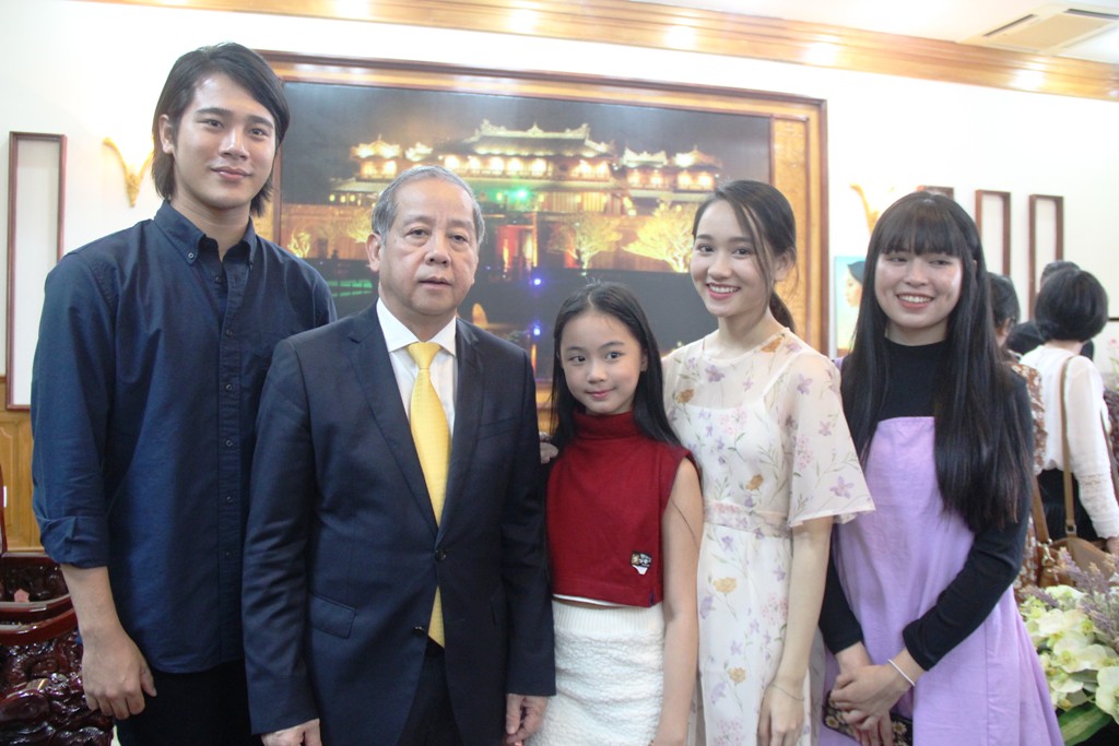 Chairman of the Provincial People's Committee Phan Ngoc Tho in a photo with the main cast members in the film when they visited the Provincial People's Committee