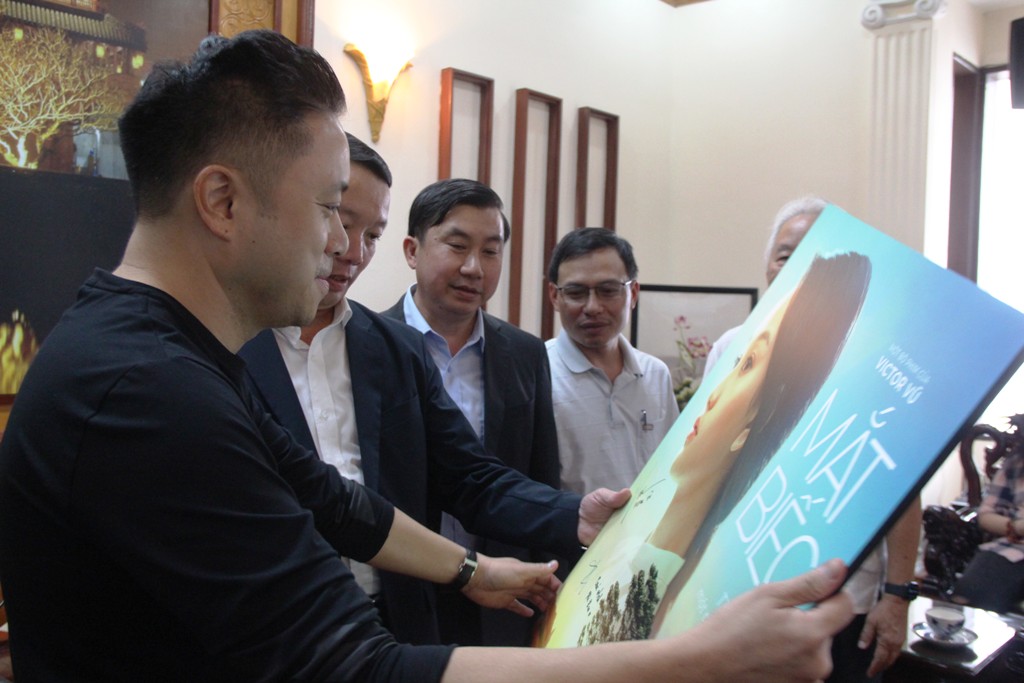 Victor Vu introducing the movie poster with the signatures of the cast