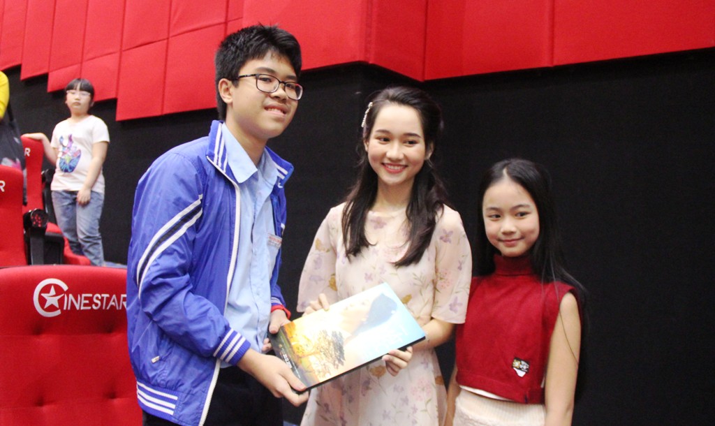 The two actresses playing Ha Lan gave a gift to an audience member