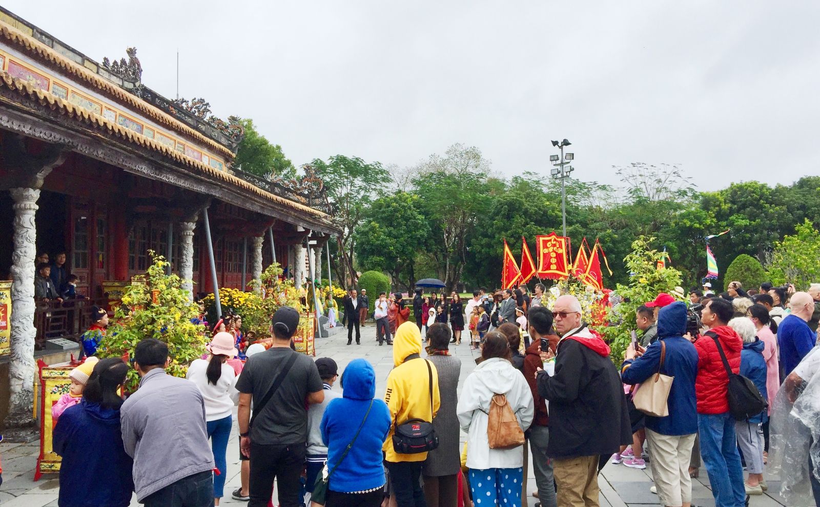 Visitors gathered in front of Thai Hoa palace even before the performances took place