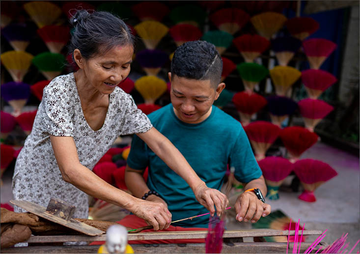 Visitors experience the woodblock printing of Sinh village and making incense