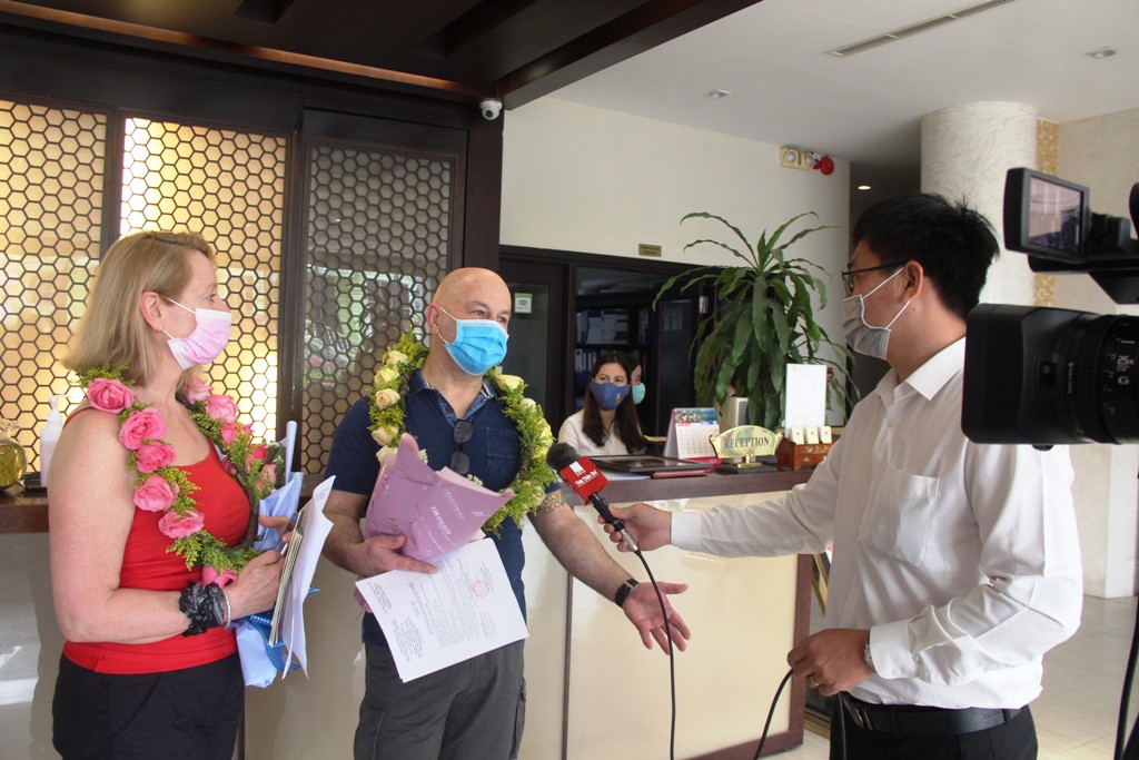 The two guests were open and willing to talk to the media. In the photo, the two guests are sharing with Hue TV channel of Thua Thien Hue Online