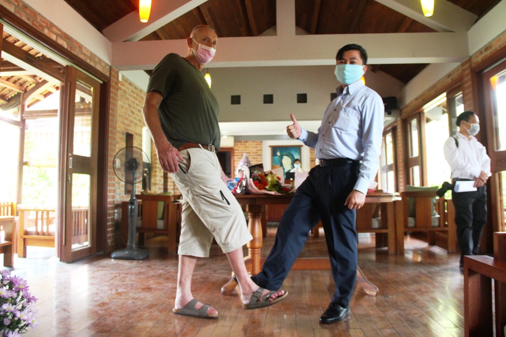 A guest after finishing the quarantine saying ‘thank-you’ to Mr. Nguyen Van Phuc, Deputy Director of the Provincial Department of Tourism, by doing a viral foot-to-foot touching.
