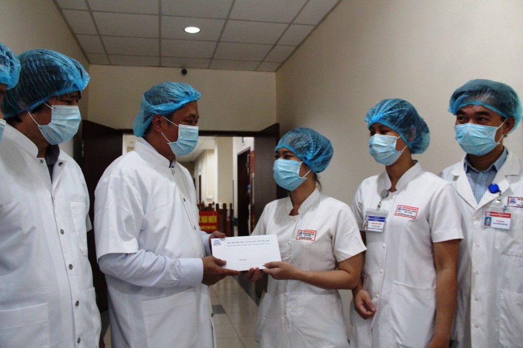 Deputy Minister of Health Nguyen Truong Son presented gifts, encouragement and thanks to the doctors and nurses who are working day and night to "fight against the COVID-19 enemy" at Hue Central Hospital 2