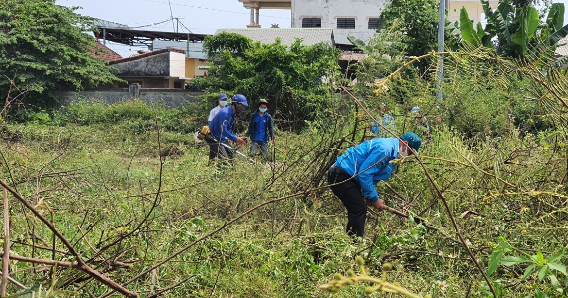 Áo xanh tiếp sức chống dịch