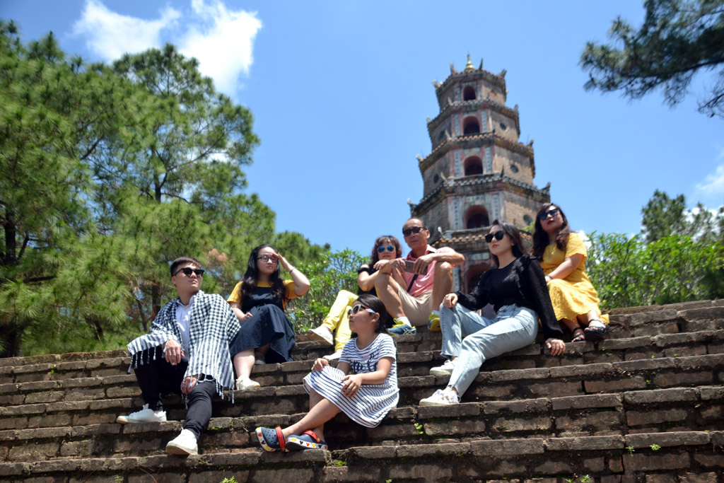 Thien Mu Pagoda is a destination chosen by many tourists on April 30
