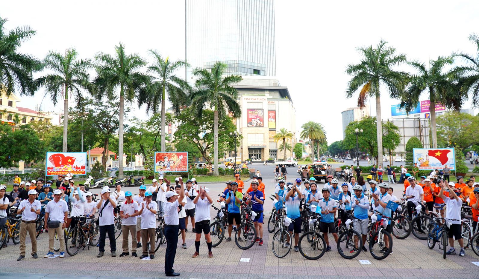 At 6 am, more than 200 people were present at the Cultural and Cinema Center to join in the garbage collection activity and calling on the community to use bicycles to reduce emissions