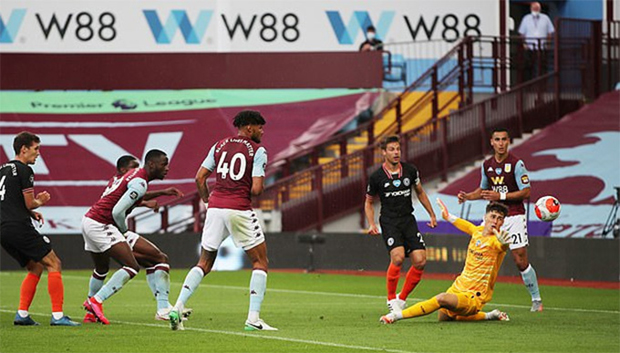 1-0 cho Aston Villa ở hiệp đấu đầu tiên