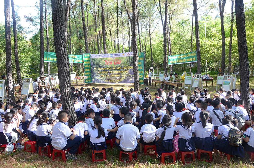 Overview of the place where students participated in the painting competition at Huyen Tran Cultural Center