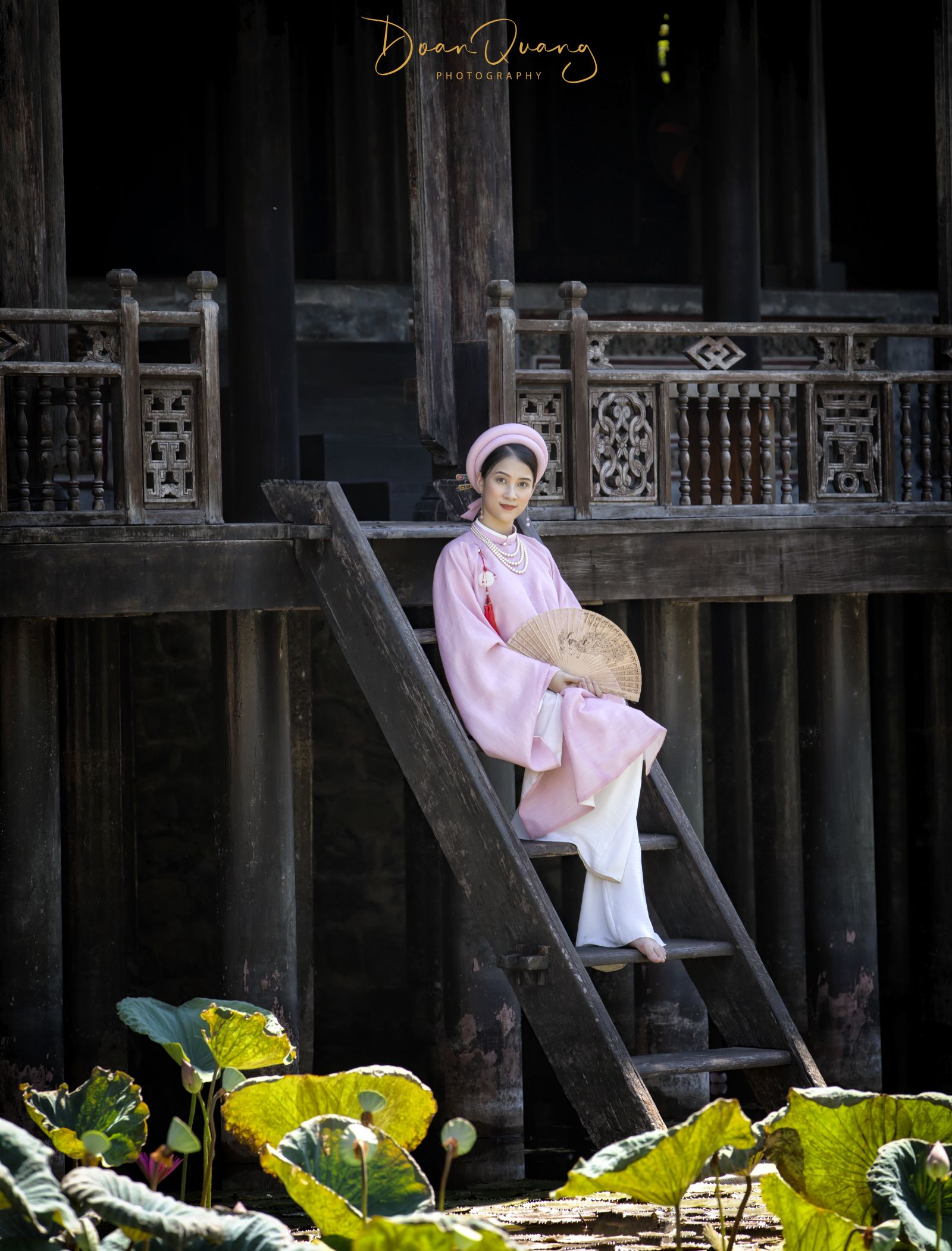 A girl in “Áo Tấc” costume at Xung Khiem Ta - Tu Duc Tomb