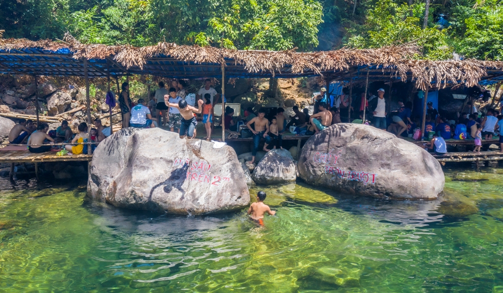 Many families in Hue, or neighboring tourists, have chosen the Fairy stream as a destination in hot summer days