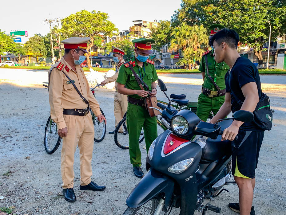 Handling the cases of breaking environmental sanitation and traffic rules