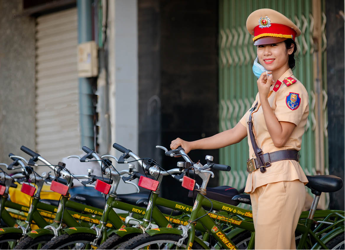 A beautiful moment of a female police officer