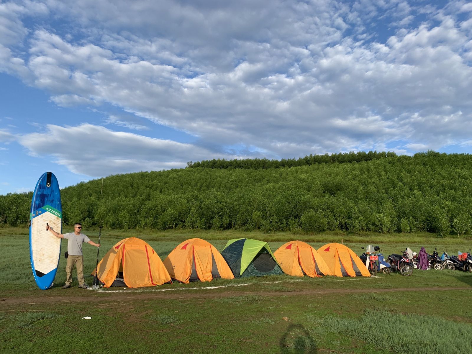Camping and boating in Khe Rung Lake are the new experiences of the youngsters