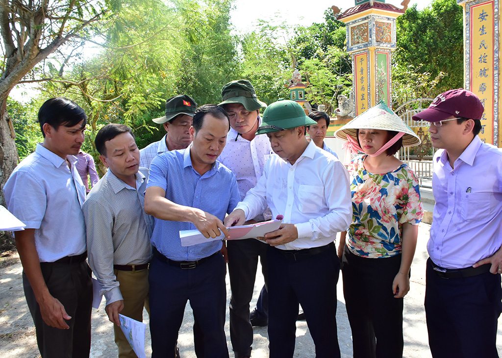 Chairman Phan Ngoc Tho and the authorities, and local officers doing the survey to check and inspect the situation of Pho Loi river and Moc Han, Phu Khe canal.