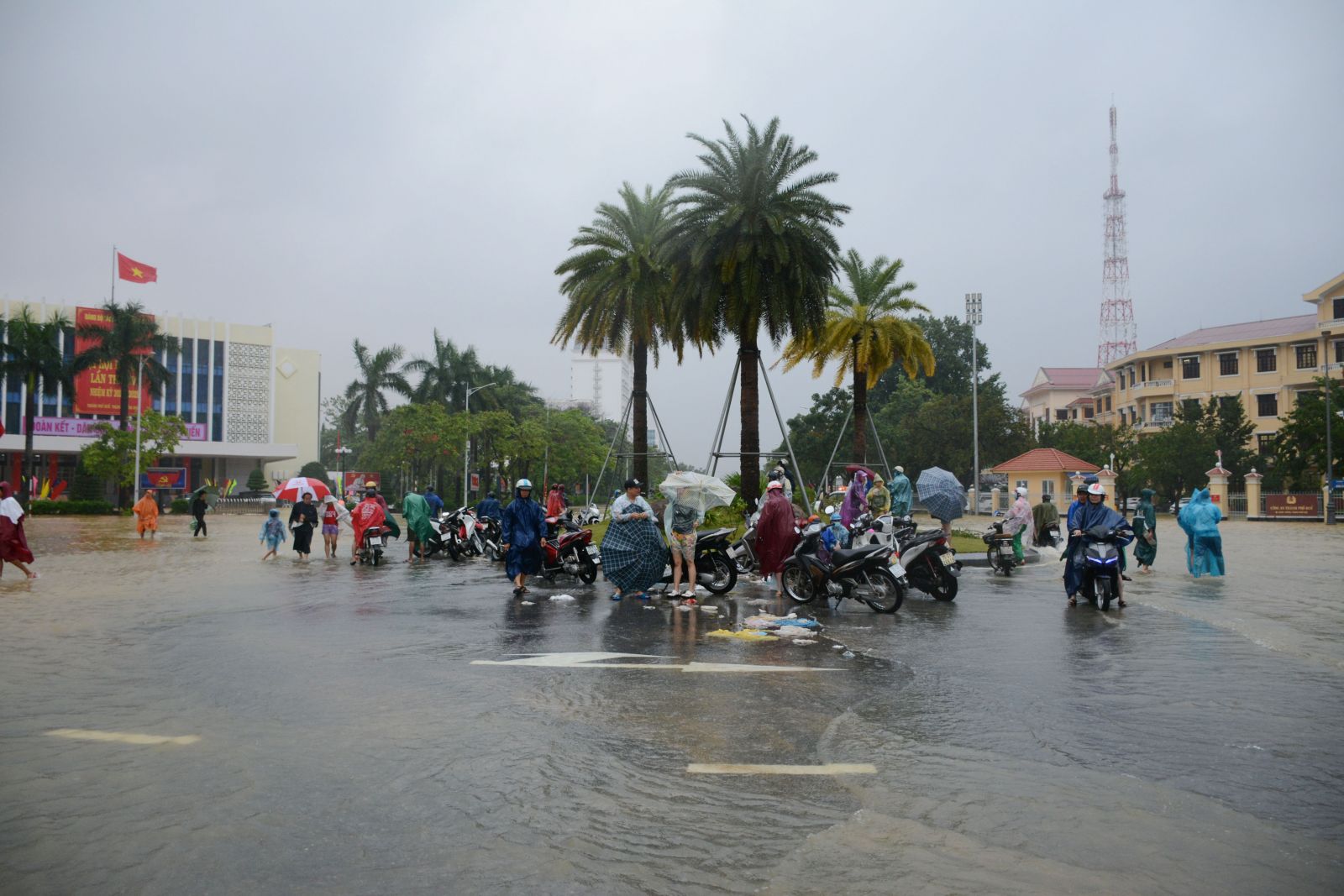 Khu vực đảo giao thông ở ngã sáu Hùng Vương-Đống Đa-Hà Nội-Bến Nghé trở thành đảo nổi cho nhiều người đi xe máy tạm vào tránh trú, nghỉ ngơi.