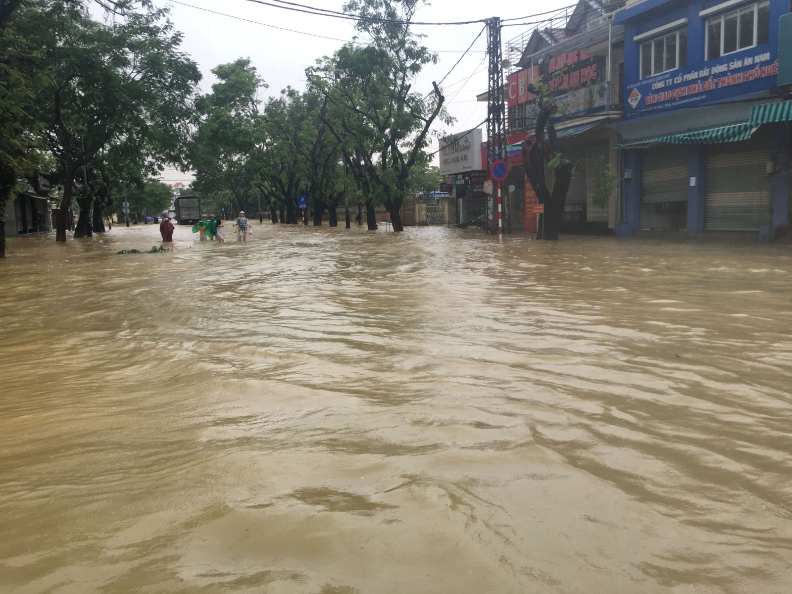 Đường Nguyễn Huệ, một trong những tuyến đường trung tâm của Huế, bây giờ đã thành sông .