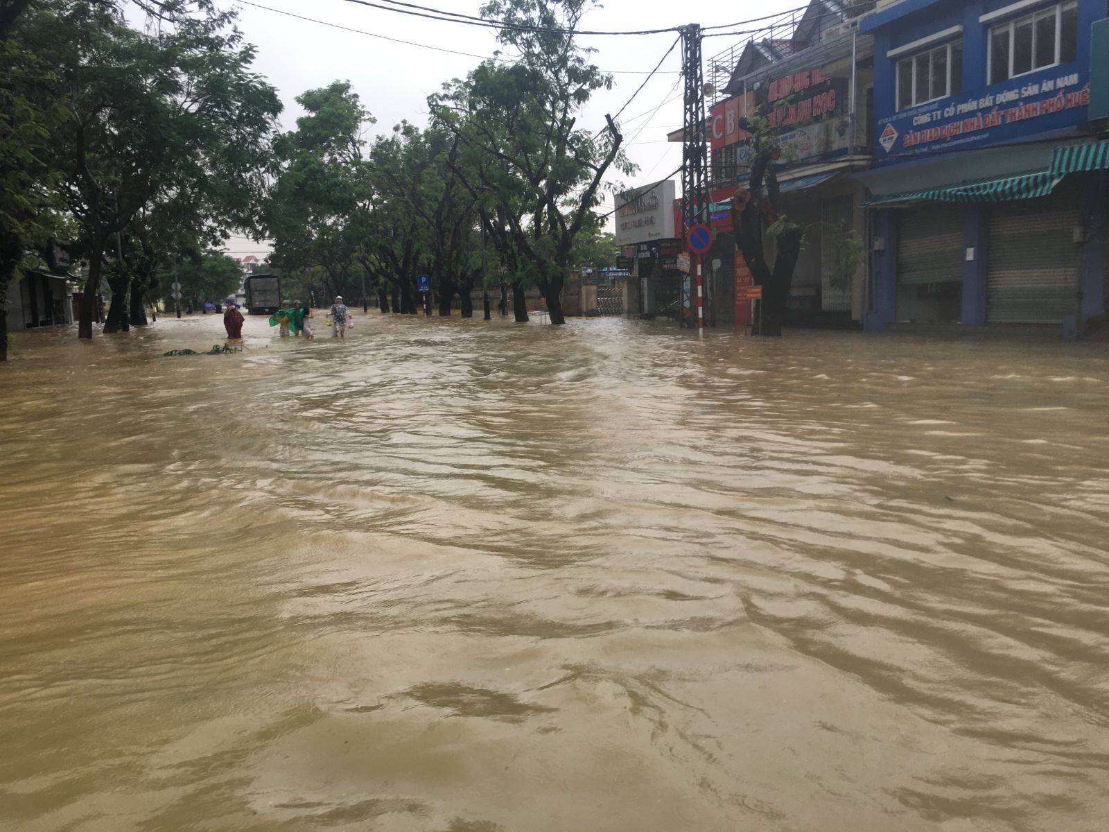 Nhiều tuyến phố ở Huế biến thành sông sau những cơn mưa dữ dội