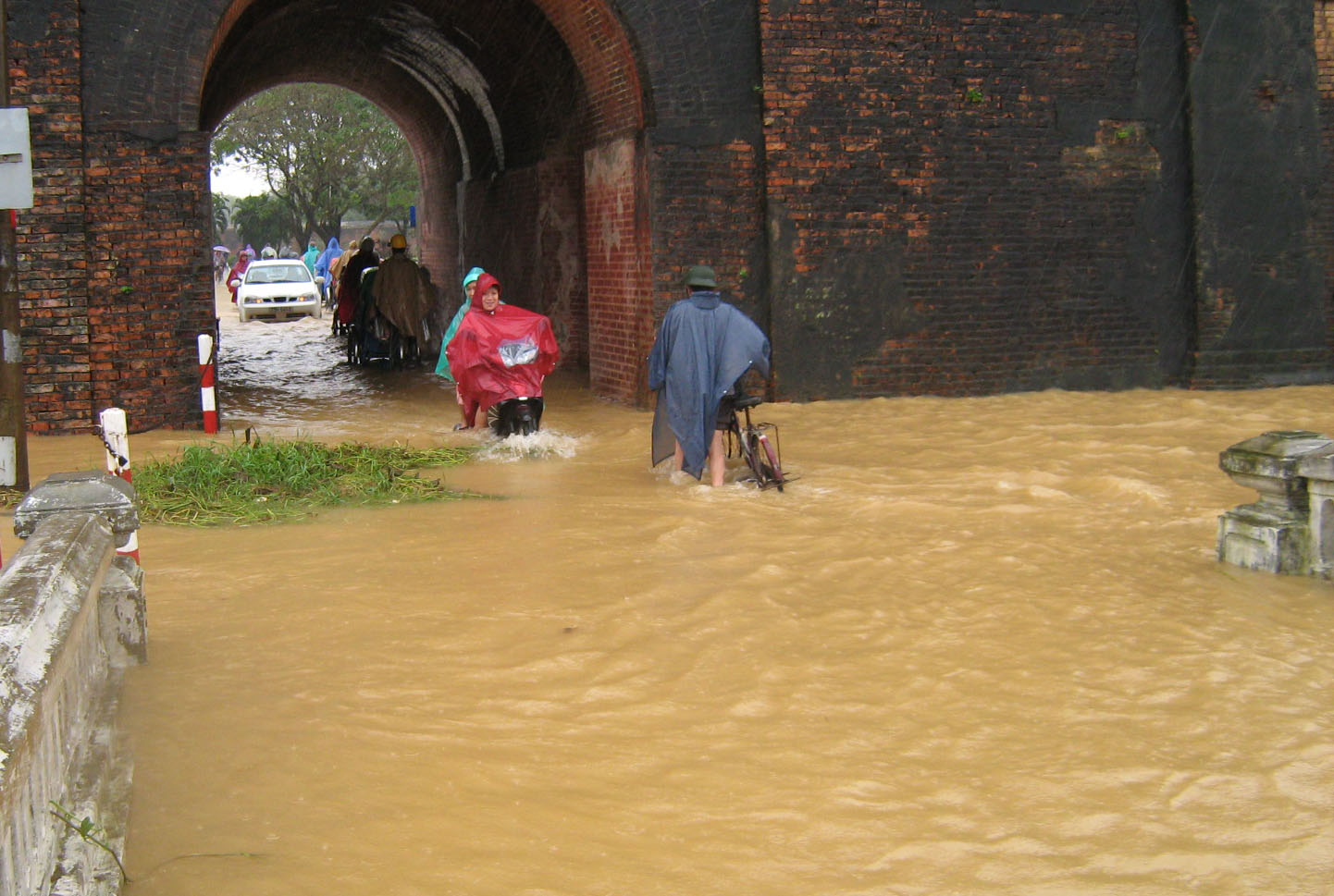Lũ lụt tràn vào thành nội