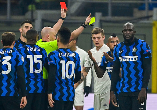 Thẻ đỏ của Vidal tạo nên bước ngoặt của trận đấu