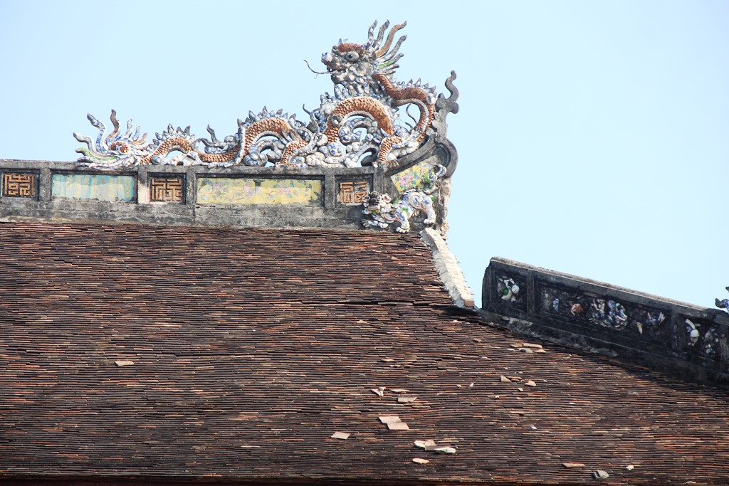 An section on the roof of Thai Hoa Palace has been collapsed