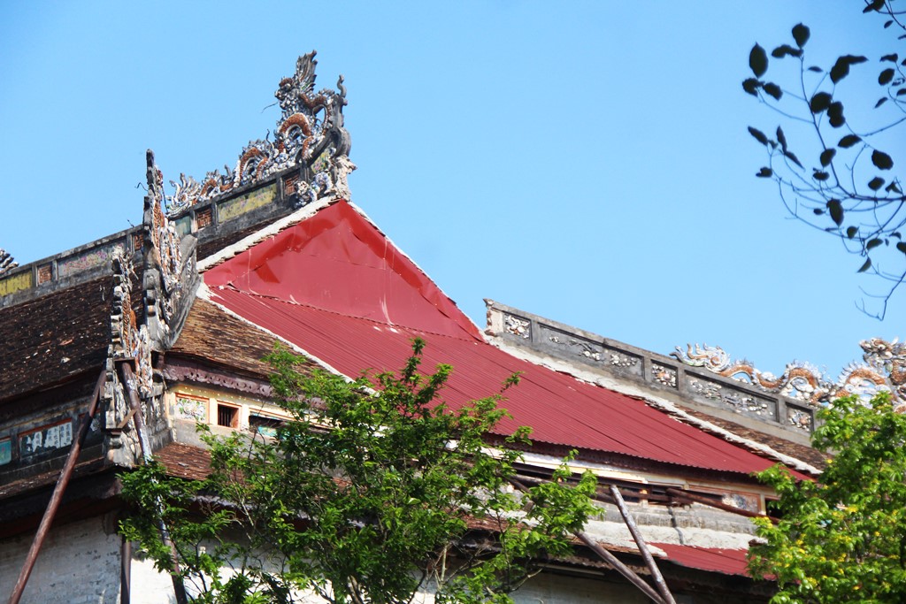 In the storm in the end of September 2020, the roof of the palace was collapsed, and it is nowtemporarly roofed by corrugated iron.