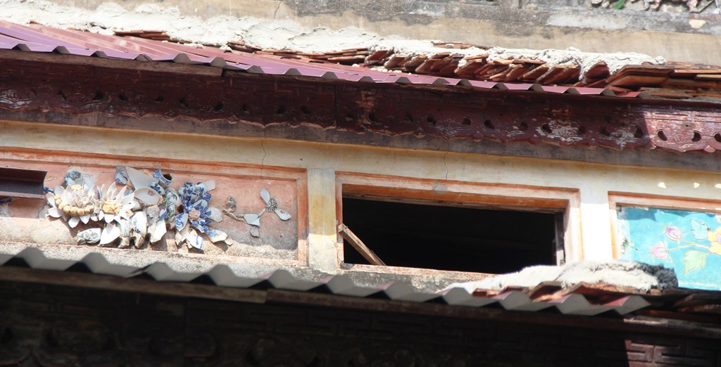The outside cells of Thai Hoa Palace having been damaged and peeled off