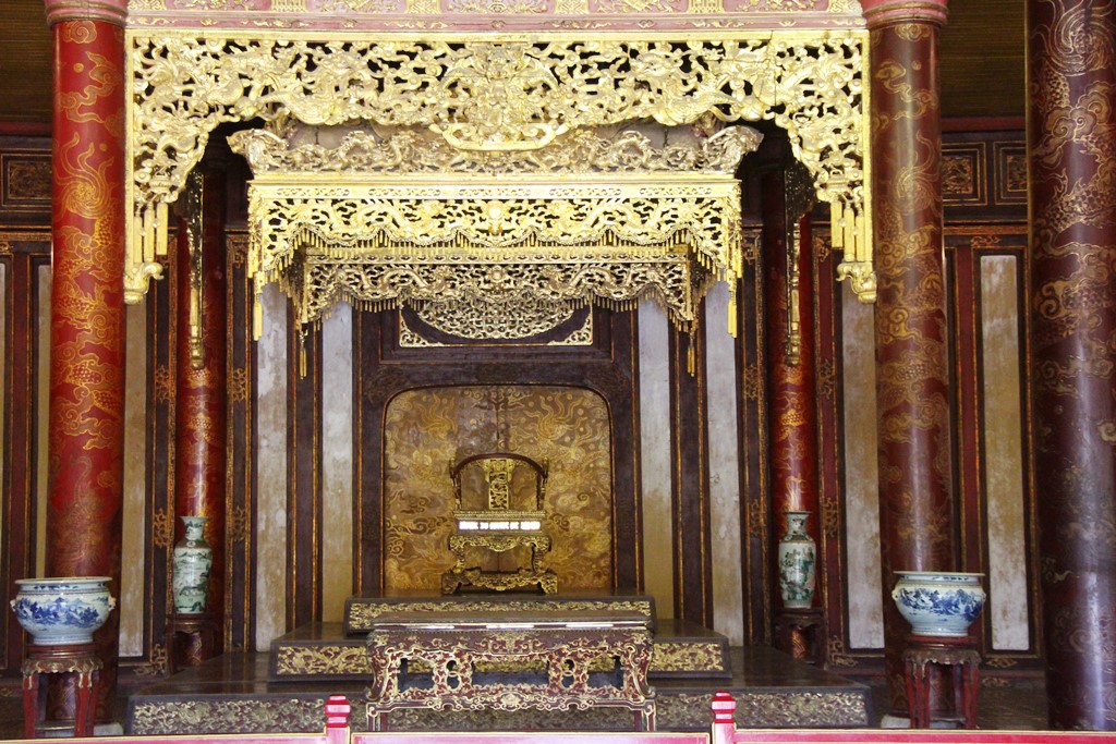 The throne - a national treasure, is placed in the center of Thai Hoa Palace, under a beautiful gilded wooden canopy system