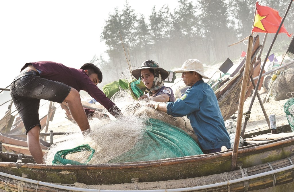 Taking the fishes out of the nets together in the delight of a good season