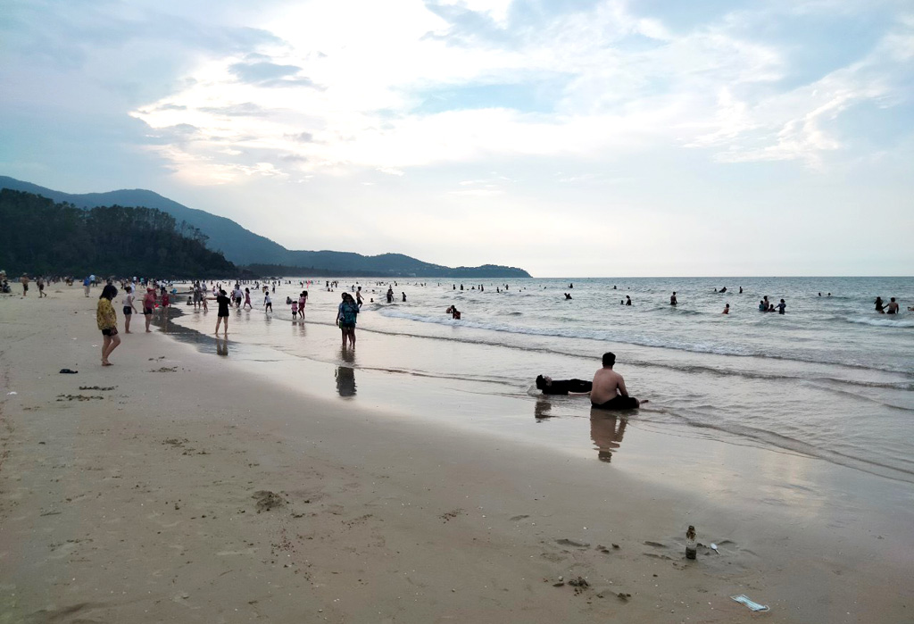 Not as crowded as Thanh Hoa, Vung Tau, sea travel in Hue has also attracted a significant number of visitors during the holiday (In the photo, tourists at Canh Duong beach, Phu Loc)