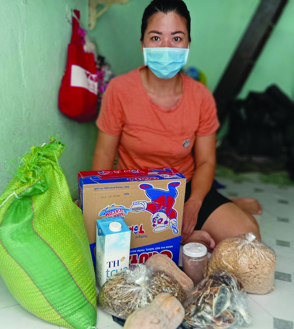 HCMC people received essential food from the Green Lotus Foundation - Thua Thien Hue Newspaper