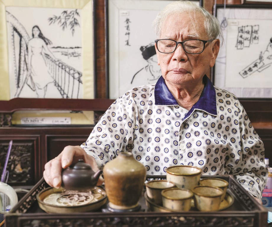 Artisan Le Van Kinh introducing Tuyen Duc tea set
