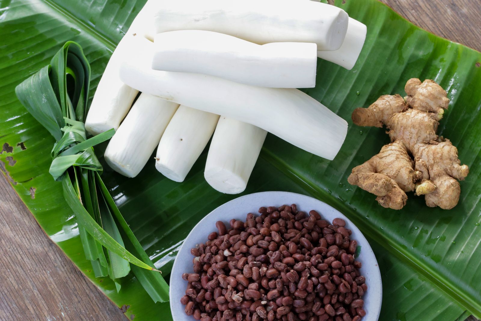 The ingredients to make cassava cakes are first of all fresh cassava roots, the fillings consist of red beans combined with sugar and ginger; the Pandan leaves to make the cakes aromatic when being steamed, and banana leaves to wrap the cakes