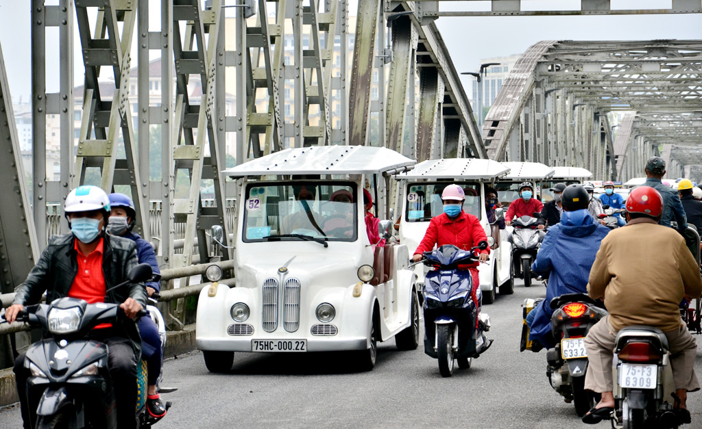 The convoy of electric cars going across Truong Tien Bridge – one of the movie settings in “Camellia Sisters 3”