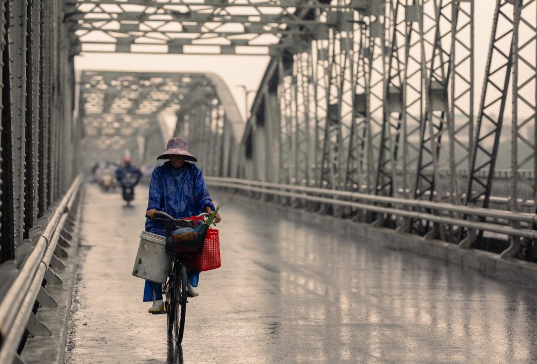Truong Tien Bridge in the rain