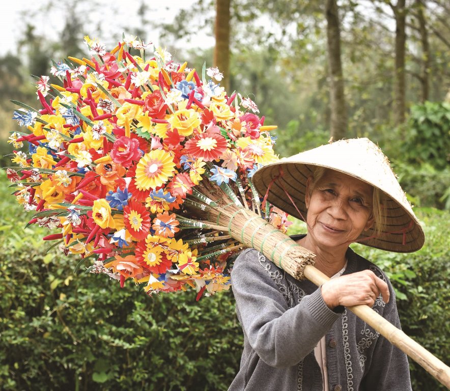 The “paper flower trees” following people to cross the river 