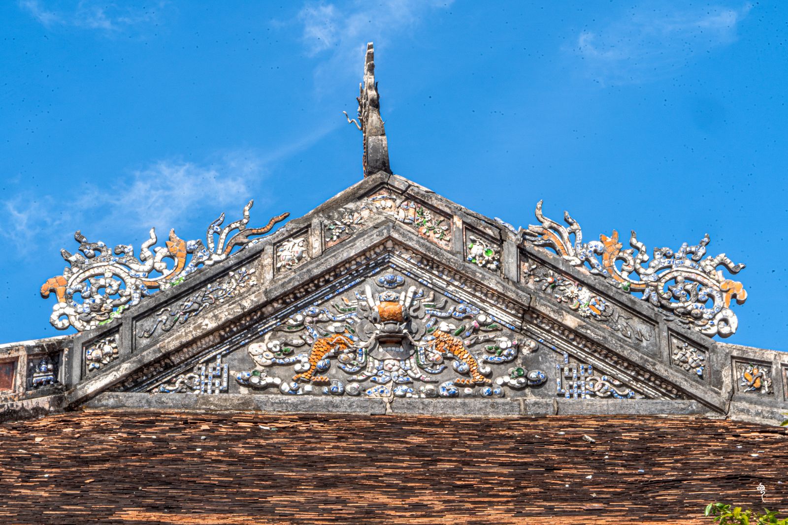 The image of dragon-faced and a tiger-faced design at the reception hall and the main hall of Thai Hoa Palace