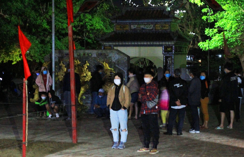 In the early morning, people in the area went to the communal house waiting to see the “vật lệ” and wear masks according to regulations