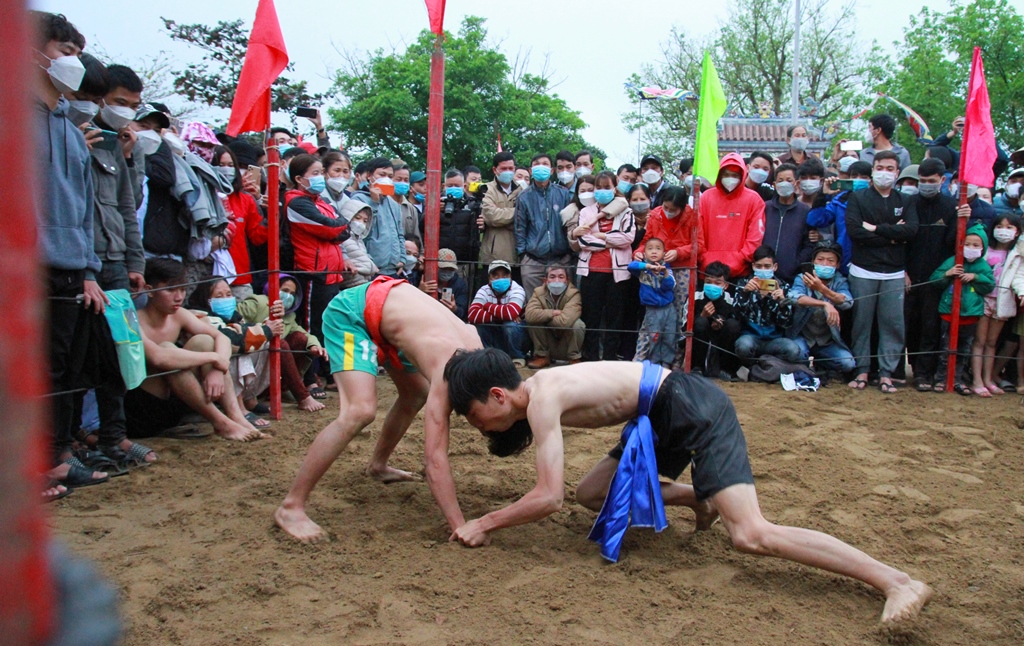 Although there are no the participation of so many wrestlers, the “vật lệ” still attracts a lot of local people to cheer