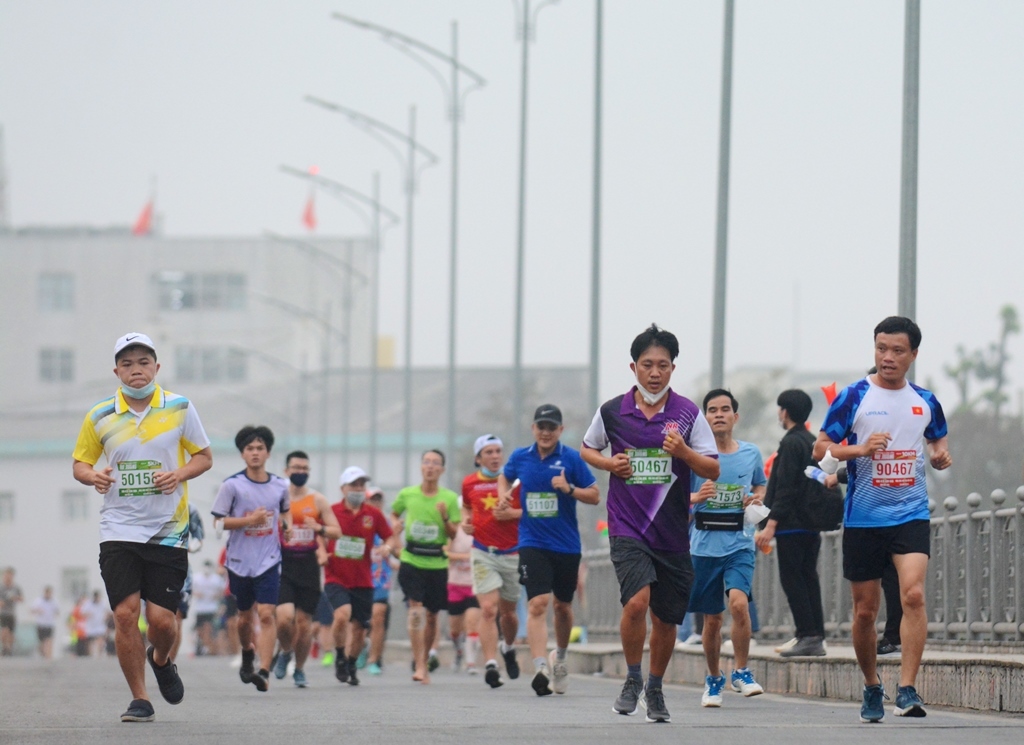 Running across Phu Xuan Bridge