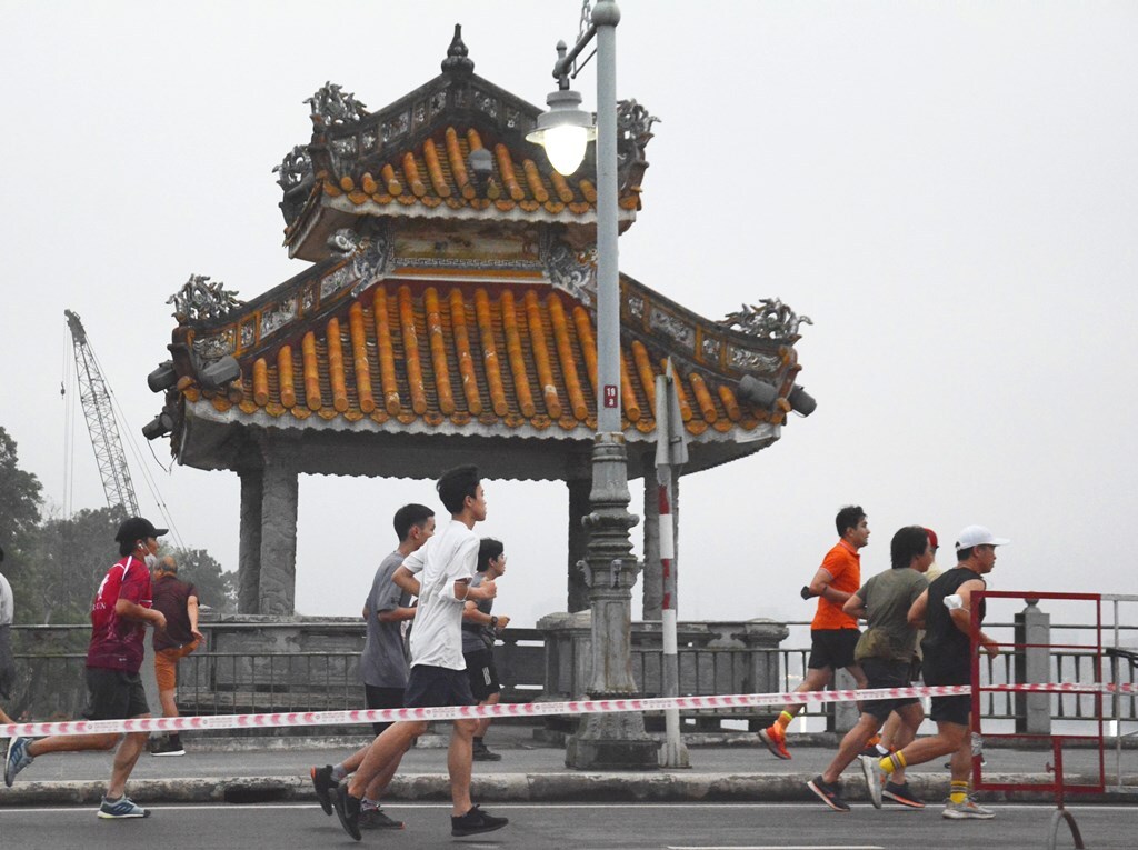 Running across Da Vien Bridge