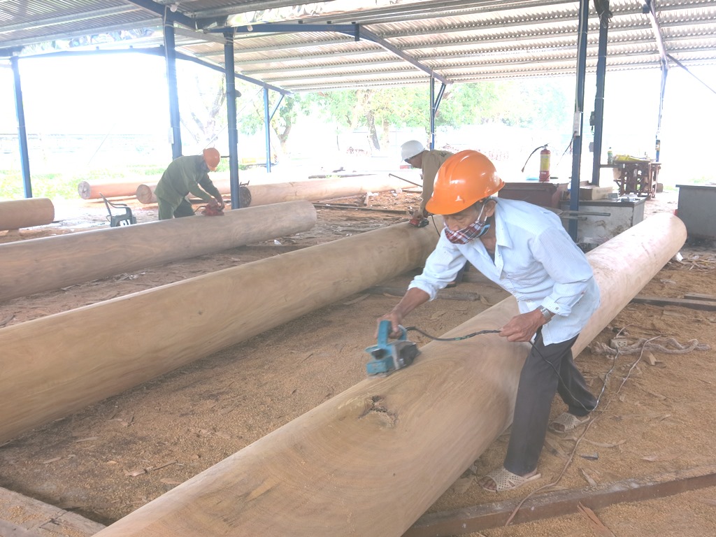 The wooden pillars being replaced with second-grade wood such as ironwood and pine wood