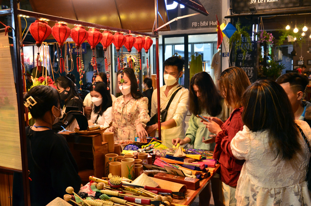 Tourists shopping at souvenir stalls in the Imperial City night street zone