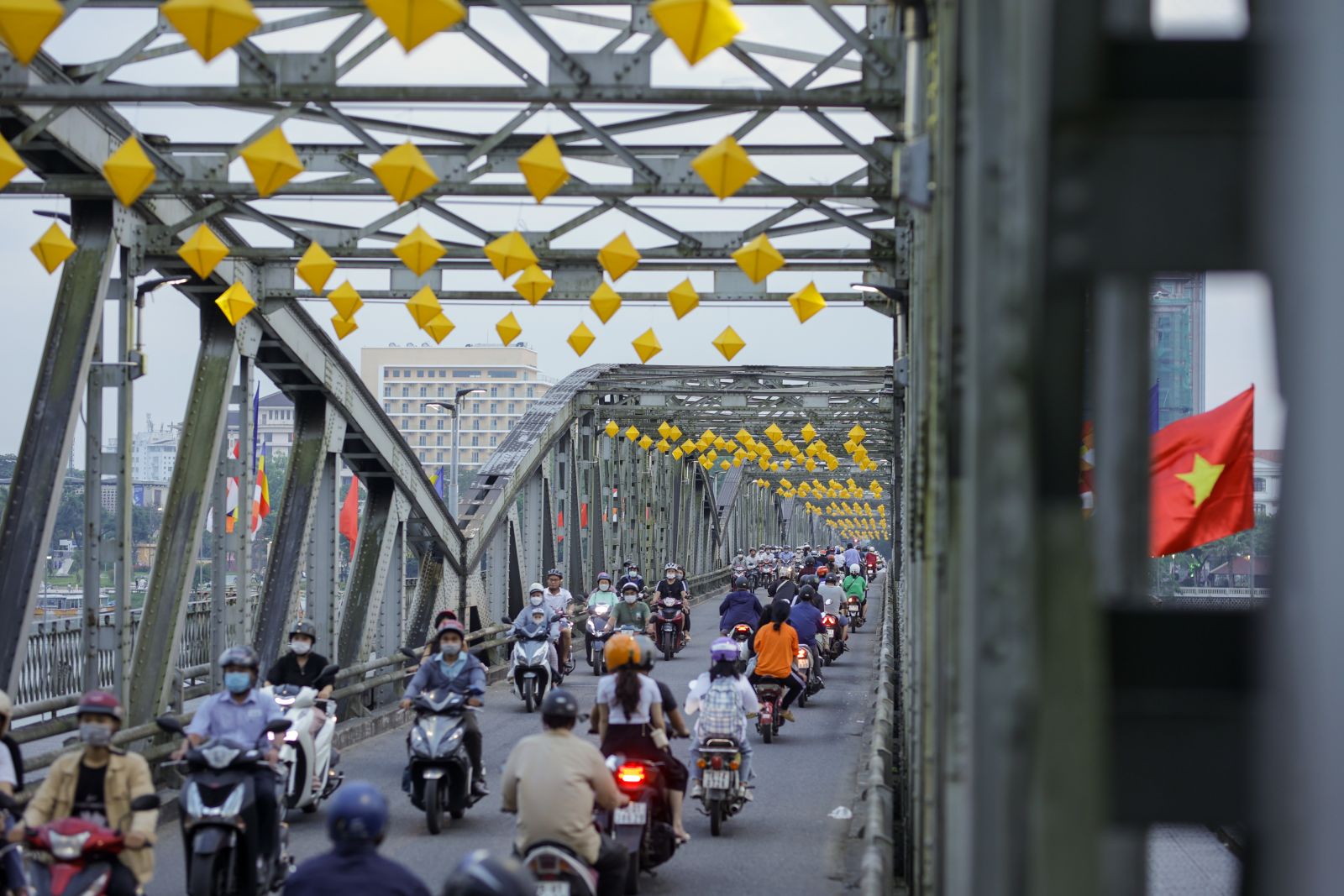 Truong Tien Bridge becomes more lively with lanterns