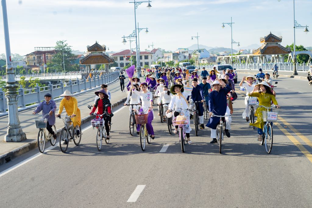 The flux of those wearing ao dai riding bicycles through the wonderful streets of Hue