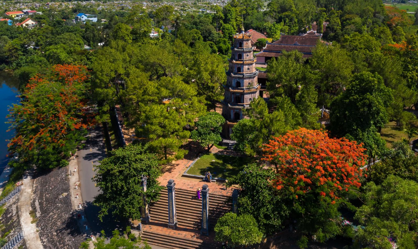Thien Mu Pagoda is more picturesque with the red color of the flamboyant flowers